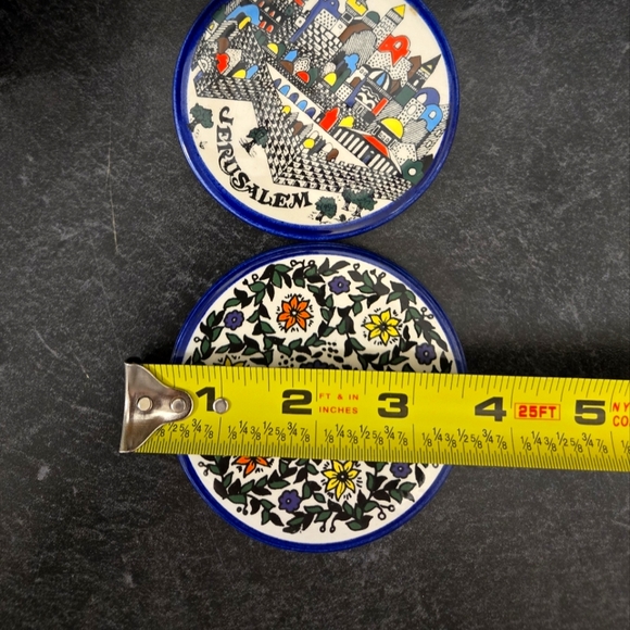 Three hand-painted Armenian ceramic decorative plates from Jerusalem - Picture 3 of 4